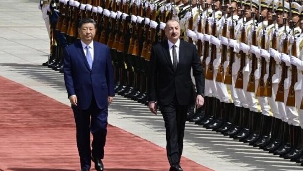 Prezident Pekində Xalq Qəhrəmanları Abidəsini ziyarət etdi