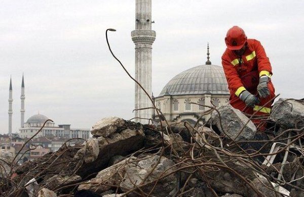 İstanbul zəlzələsində mindən çox binaya zərər dəydi