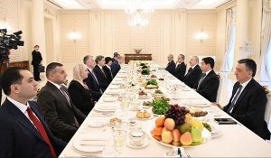 Prezidentlərin nahar əsnasında geniş tərkibdə görüşü oldu