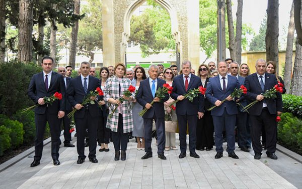BMU-nun kollektivi Heydər Əliyevin məzarını ziyarət etdi - Fotolar