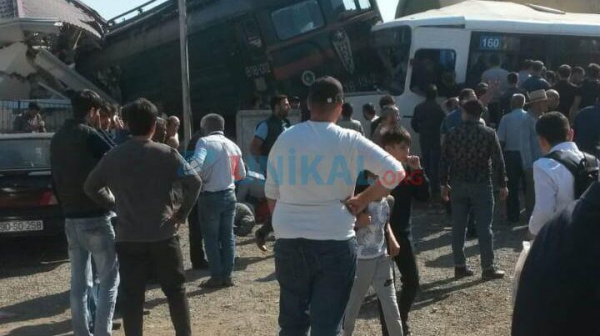 Ağdaşda avtomobil qatara çırpıldı: yaralılar var