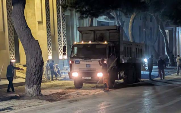 Gecə ilə səkini tutub, ağacları asfaltlayaraq parkinq etdilər