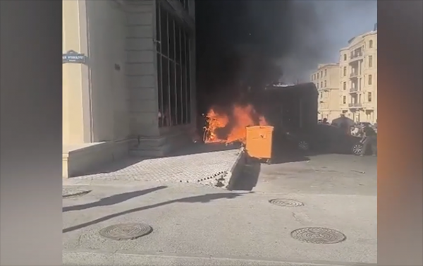 Çəkdiyi siqareti karton qutuya atdı, yanğın oldu - Video