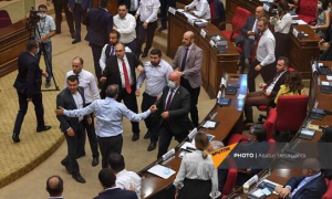 Ermənistan parlamentində dava: Butılka atıldı