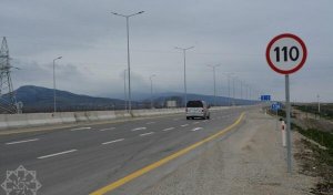 Bu yolda hərəkət mərhələli şəkildə məhdudlaşdırılır