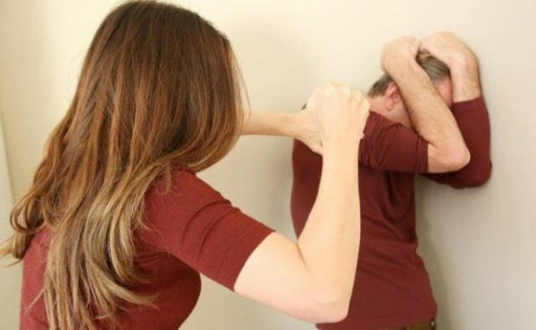 Bakıda qız fotolarını bəyənən kişini sevgilisi döydü