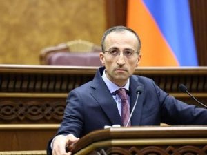 Paşinyanın deputatı mandatını təhvil verdi-gözlənilməz istefa