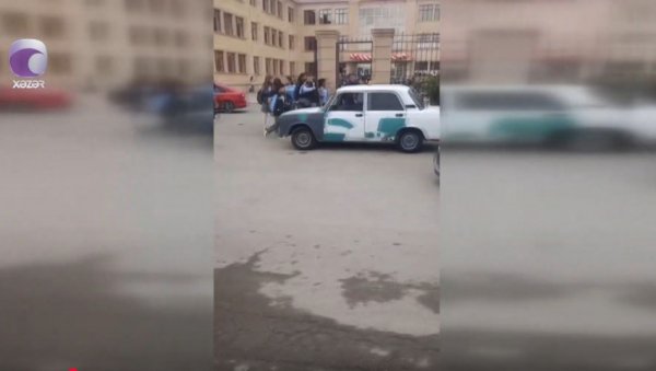 Şəmkirdə məktəbin qarşısında şagirdlərə TƏHLÜKƏ VİDEO