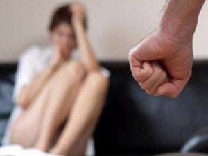 Türkiyədə azərbaycanlı qadın övladlarının yanında vəhşicəsinə döyüldü