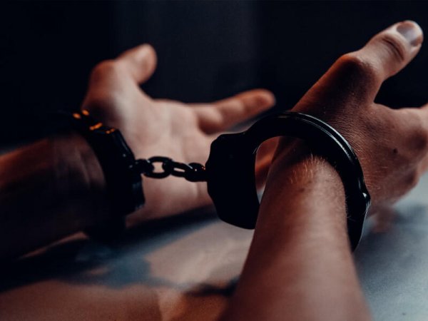 Bakıda küçədə sevgilisi ilə öpüşən oğlana BU CƏZA VERİLDİ