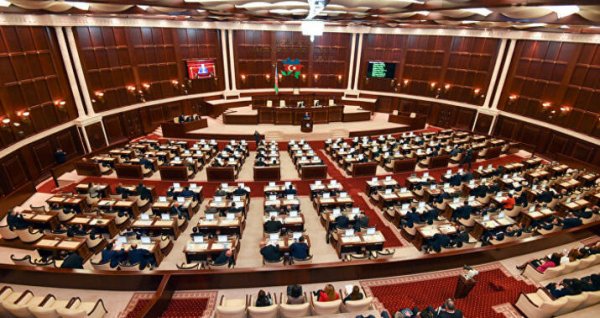 Vitse-spikerlə deputat arasında rüsum mübahisəsi düşdü