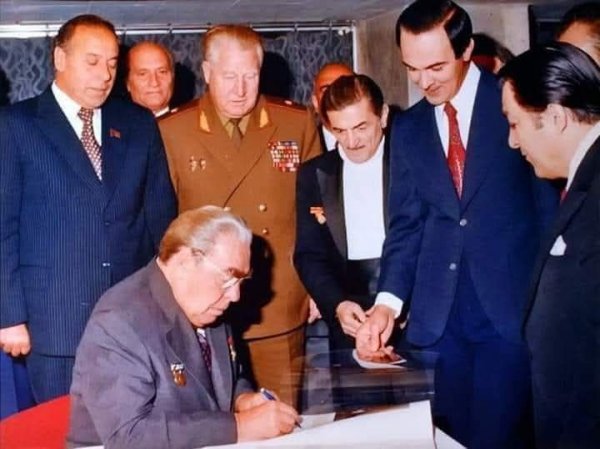 Brejniyevin Müslüm Moqamayevə YANLIŞ AVTOQRAFI