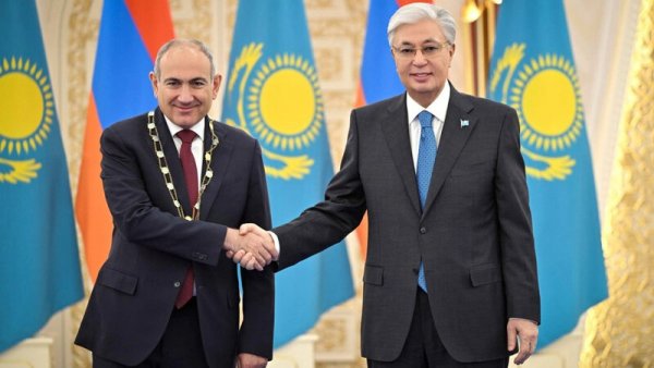 Tokayev Paşinyana orden verdi: Bu, sarsılmaz qardaşlığımızın rəmzidir