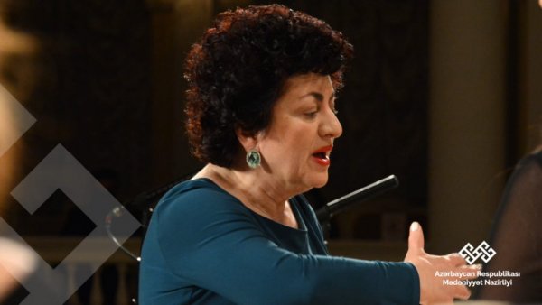 Harmoniya yaradan əllər: Elnarə Kərimova