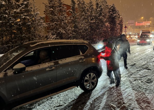 İstanbulda qar nəqliyyatı iflic etdi
