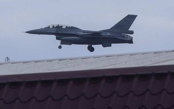 Tayvanda F-16 qırıcısı təlim uçuşu zamanı dənizə düşdü
