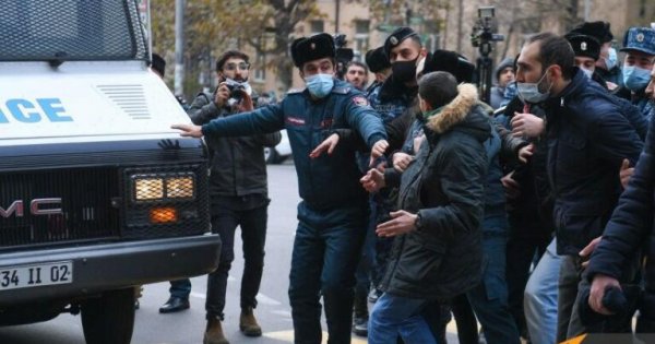 Ermənistanda İran əleyhinə aksiya başladı
