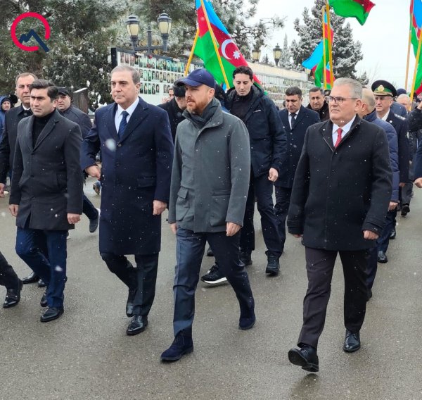 Ərdoğanın oğlu Gəncədə ŞƏHİDLƏR XİYABANINDA - FOTO