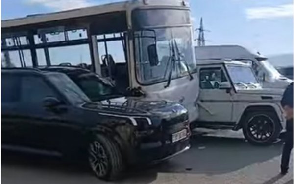 Avtobus iki bahalı avtomobilin arasında sıxışıb qaldı - VİDEO