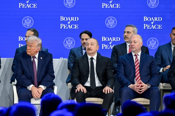 İlham Əliyev Sülh Şurasının ilk iclasında iştirak edir