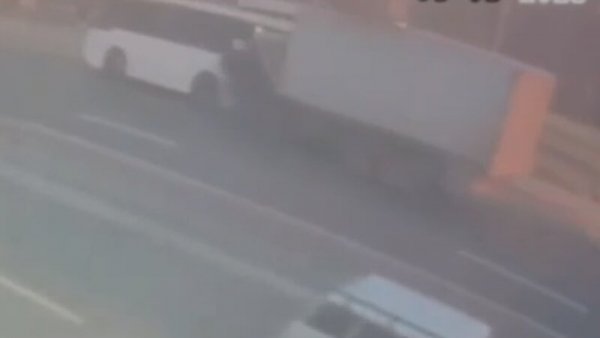“Kamaz” sərnişin avtobusuna çırpıldı, xəsarət alanlar var