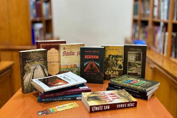 Yunus Oğuzun Prezident Kitabxanasına kitab hədiyyəsi