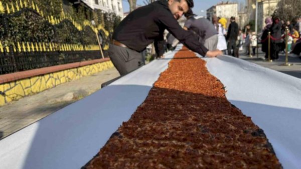 İstanbulda rekord: 63 metrlik lahmacun hazırlandı