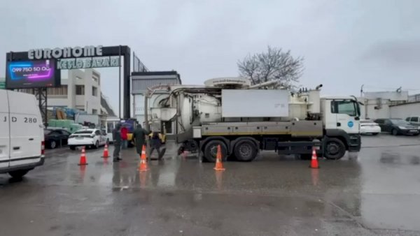 Bakıda bir sıra küçələr yağış sularından təmizlənir