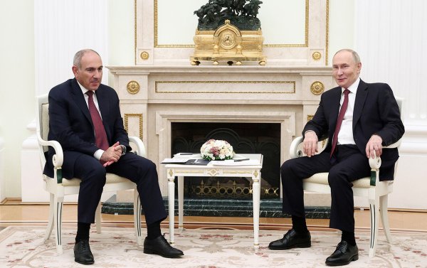 Putin Paşinyanla görüşdü.