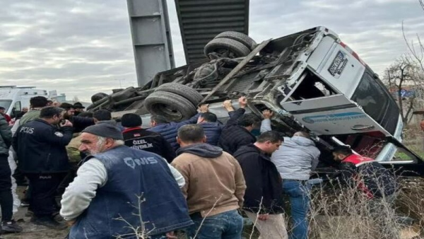 Ankarada sərnişin  avtobusu  qəzaya uğrayıb