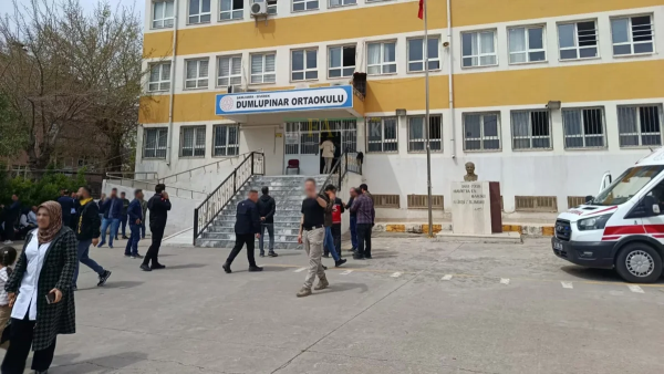 Şanlıurfada dəhşət: Valideyin müəllimə bıcaqla hücum etdi