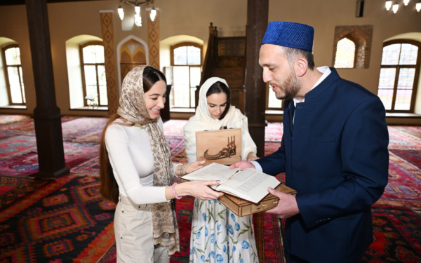 Leyla və Arzu Əliyevalar Şəkidə Xan məscidini ziyarət etdilər