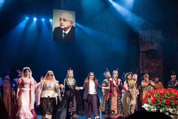 Xalq yazıçısı Elçinin 83 illiyinə həsr olunmuş tamaşa nümayiş olunub
