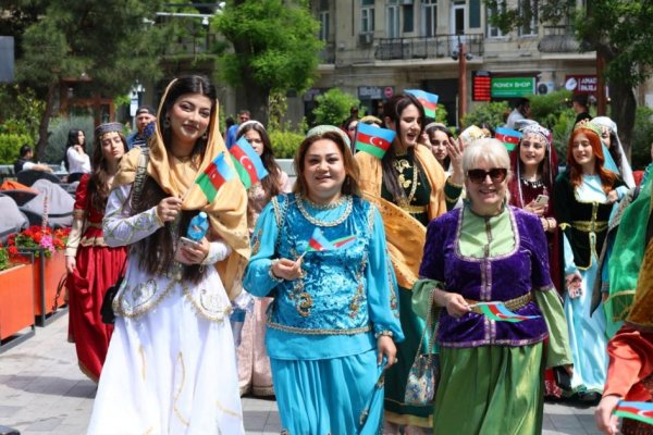Bakının mərkəzində milli geyimlərdə MARAQLI GƏZİNTİ