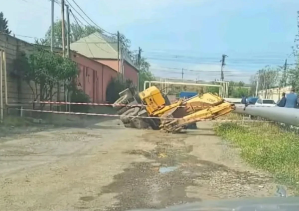 Bakıda yenə yol çökdü