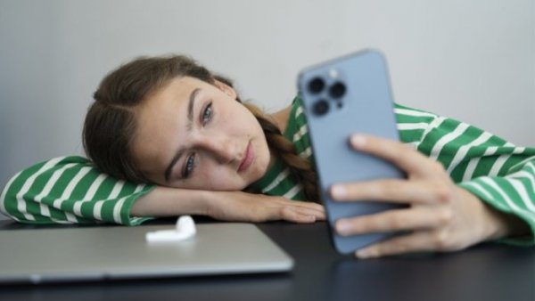 Telefon asılılığı psixologiyanı necə dəyişir?