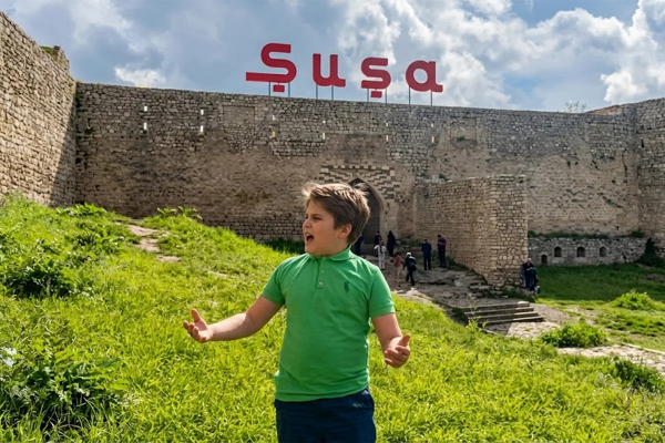 Səfirin oğlu Şuşada "Şən Azərbaycan"ı oxudu
