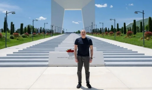 İlham Əliyev Xankəndidəki Zəfər parkında