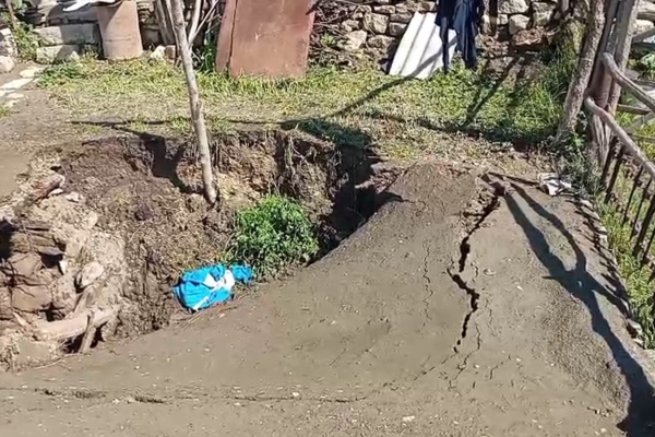 Qubada sel avtomobil yolunu yararsız hala salıb