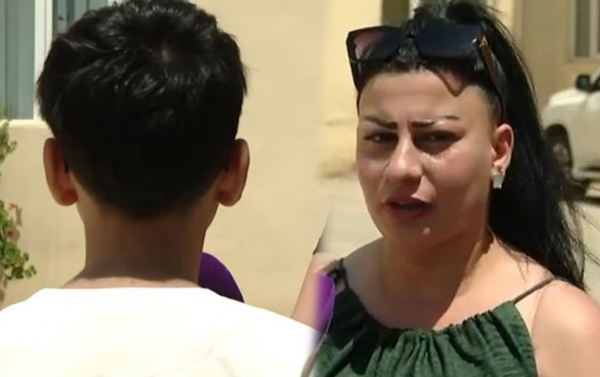 “Müəllimi oğlumun çeynədiyi saqqızı dərsdə onun başına yapışdırıb”