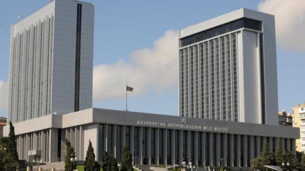 Deputatlar vacib məsələlərin müzakirəsi üçün toplanır.
