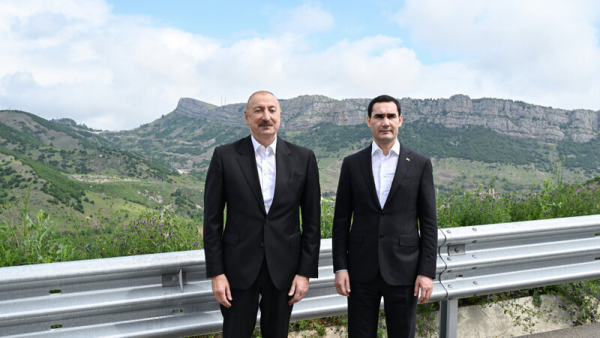 Rəsmi xronikaİlham Əliyev və Berdiməhəmmədov Daşaltı kəndində şəkil çəkdirdilər