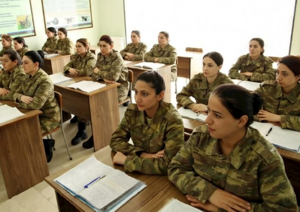 Orduda xidmət edən qadınların sayı açıqlandı