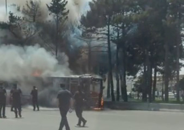 Bakıda avtovağzalın yaxınlığında avtobus YANDI