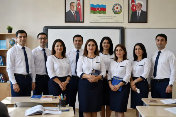 Müəllimlərin geyiminə nəzarət ediləcək – Yeni qanun qəbul EDİLDİ