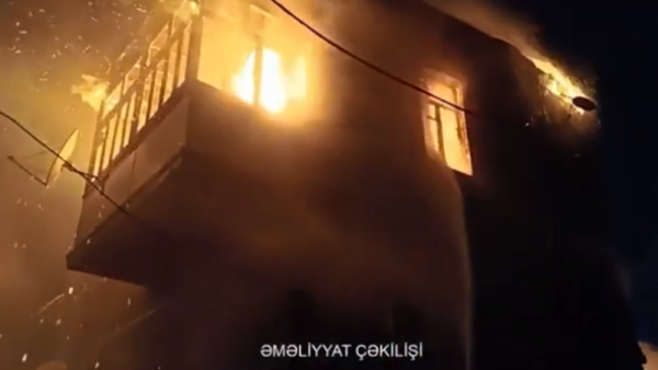 Yasamalda ikimərtəbəli ev yanıb - VİDEO