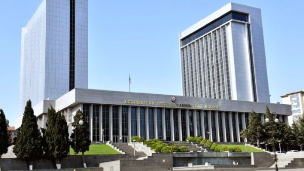 Deptatlar məzuniyyətə çıxır.