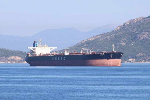 Oman sahillərində tanker raketlə vurulub