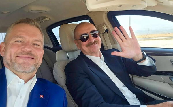 Prezidentin maşınında selfi çəkdi