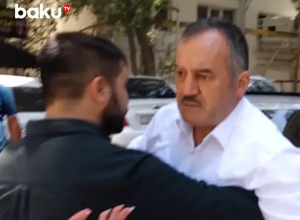 Klinika rəhbəri jurnalistlərə hücum etdi - VİDEO